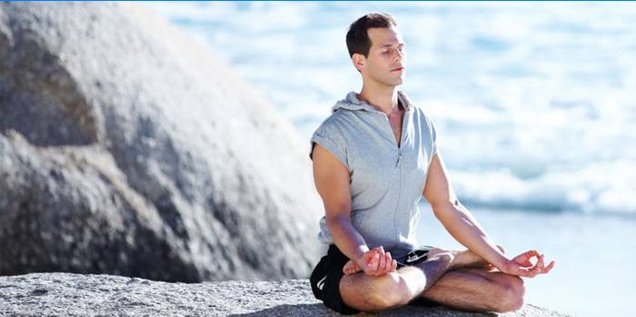 En man som mediterar