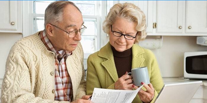 Äldre par som studerar ett dokument