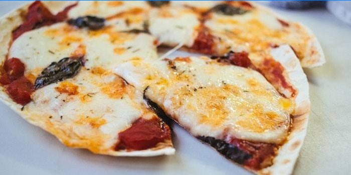 Lavash-baserad pizza med tomat- och mozzarellafyllning