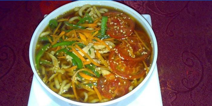 Kinesisk soppa med grönsaker och nudlar