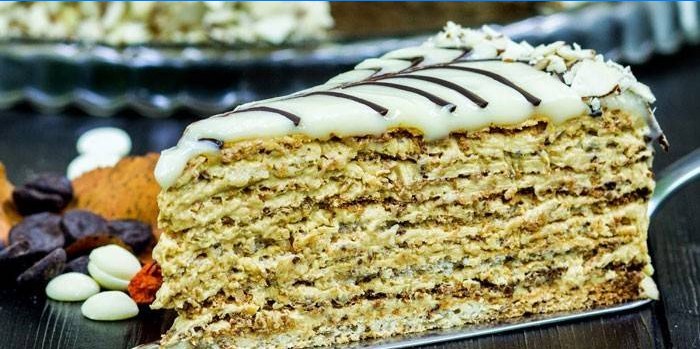 Skiva Esterhazy Cake med valnötter