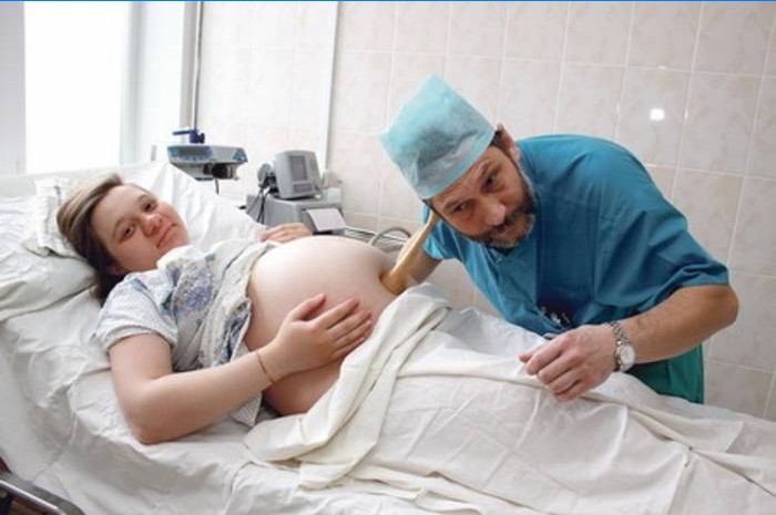 Gynekolog och gravid kvinna