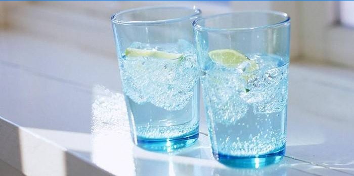 Exponeringsglas med kallt vatten med citron