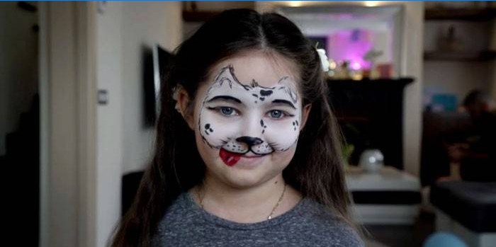 Flicka med ansiktsmålning Doggy