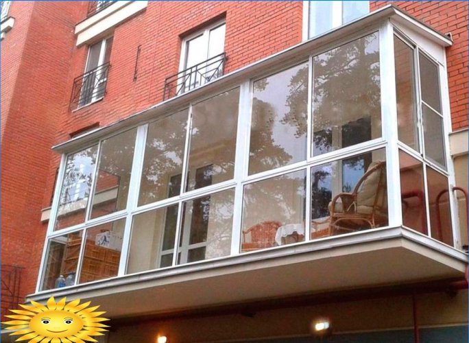 Alternativ för att ordna en glaserad balkong