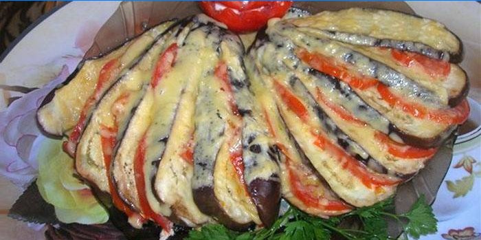 Aubergine i form av en fläkt med ost