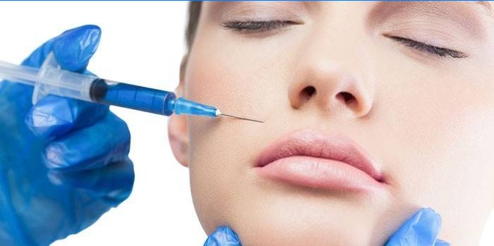 En kvinna ges en Botox-injektion i ansiktet