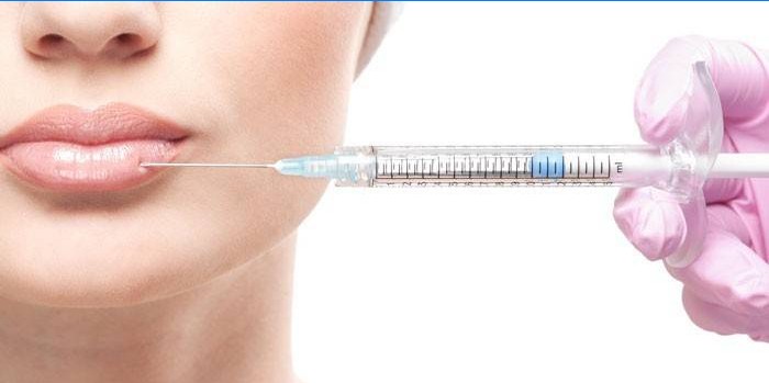 Kvinnan får Botox-injektion på läpparna