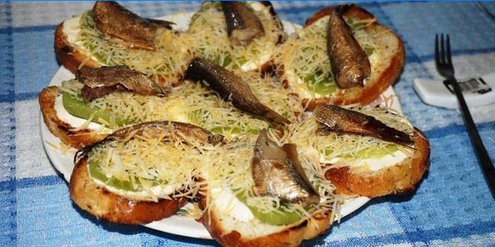 Smörgåsar med skarpsill och kiwi