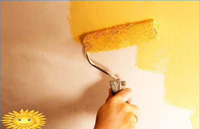 Applicera akryl latexfärg på väggen