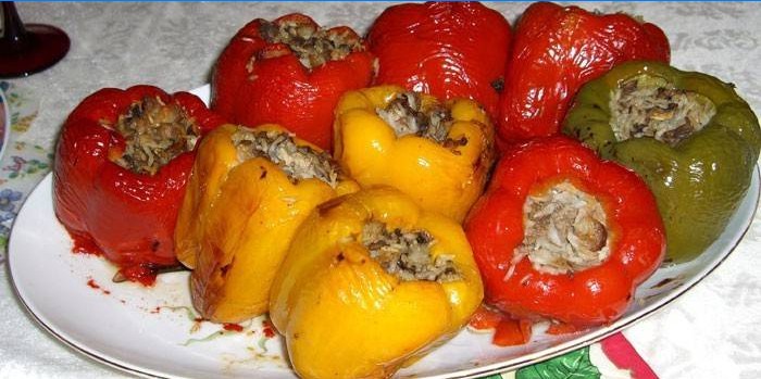 Peppar med kött och ris på en platta