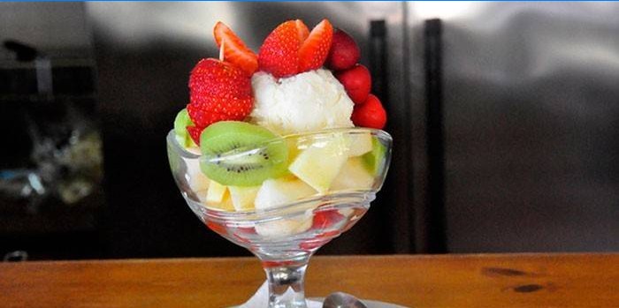 Fruktsallad med glass