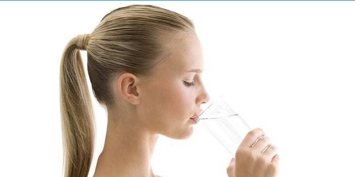 Flickan dricker vatten