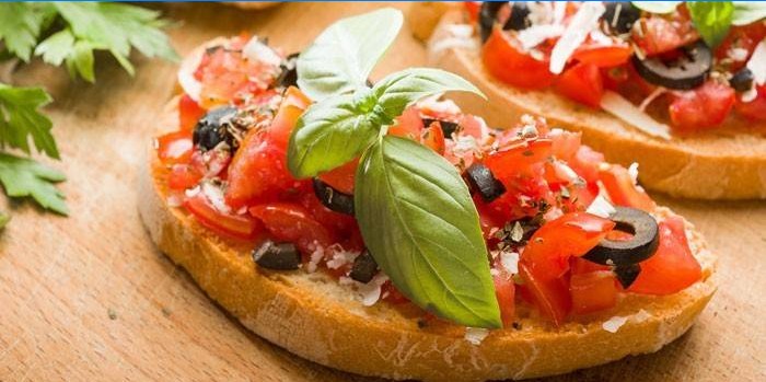 Italienska smörgåsar med tomater, oliver och oregano