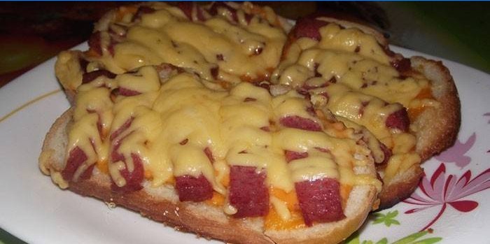 Bakade smörgåsar med korv och ost