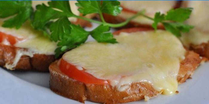 Smörgåsar med ost och tomater