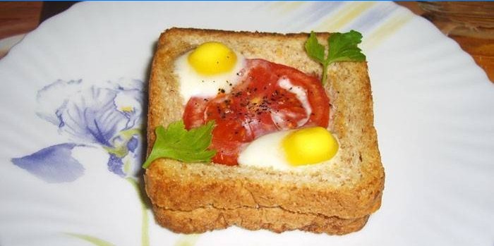 Skinka, tomat och ägg varm smörgås
