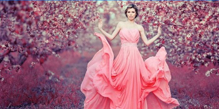Flicka i en rosa klänning