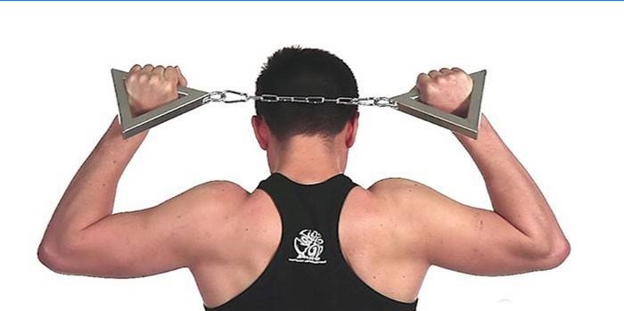 Mannen utför isometrisk övning för ryggmuskler