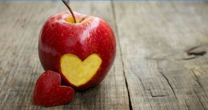 Kärleksförtrollning på ett äpple är mycket populärt bland kvinnor