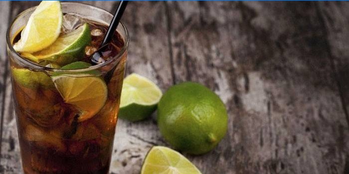 Kuba libre cocktail i ett glas med limefrukt