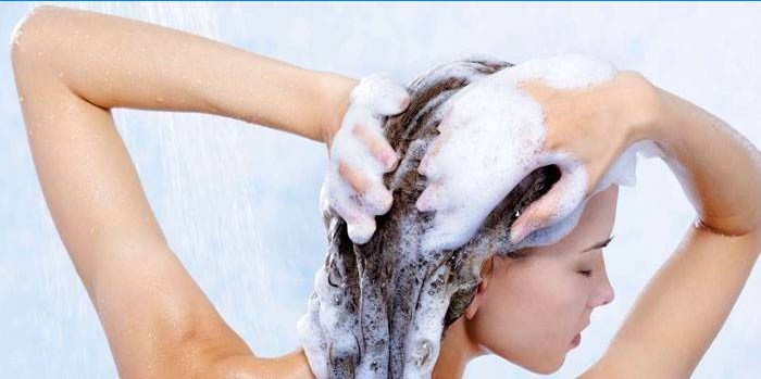 Flickan tvättar hår