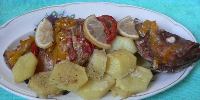 Bakad abborre med potatis och grönsaker