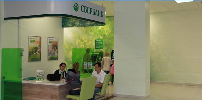 Människor i filialen av Sberbank