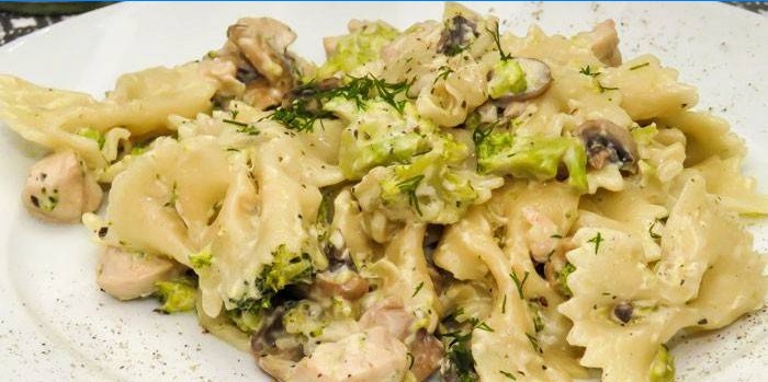 Farfalle med broccoli och kyckling i en krämig sås