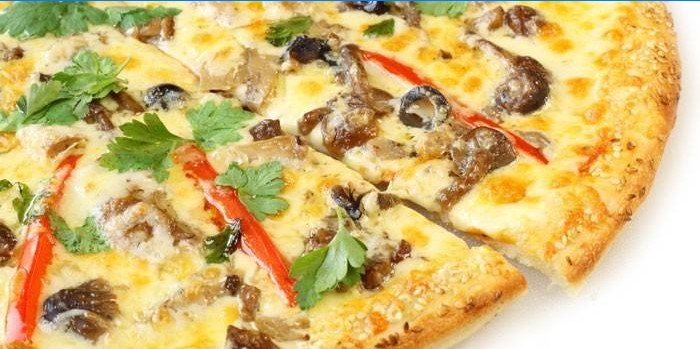 Pizza med oliver, paprika och inlagd svamp