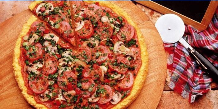 Pizza med tomater och champignon