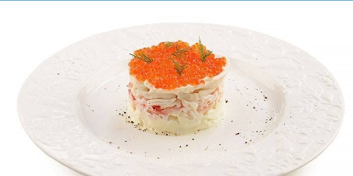 Serverar bläckfisksallad med röd kaviar