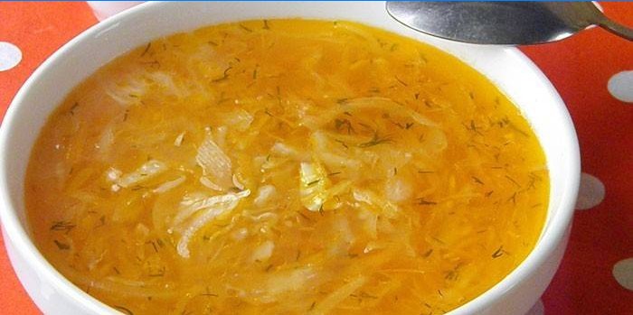 Mager kålsoppasoppa i en platta