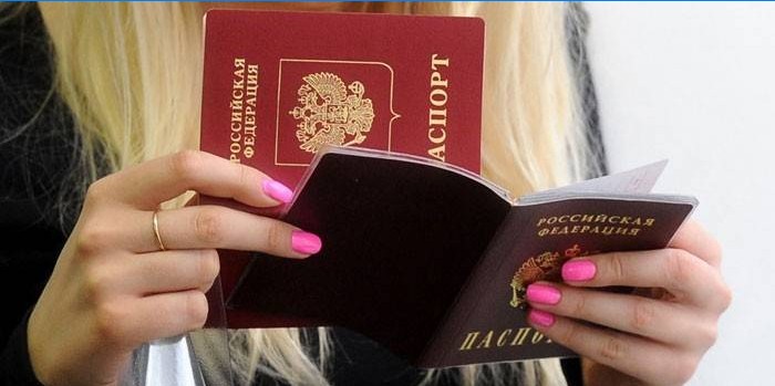 Flicka med pass i händerna