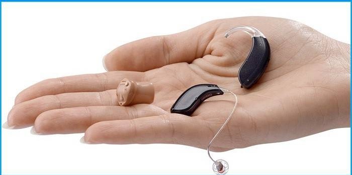 Hörapparat i handflatan