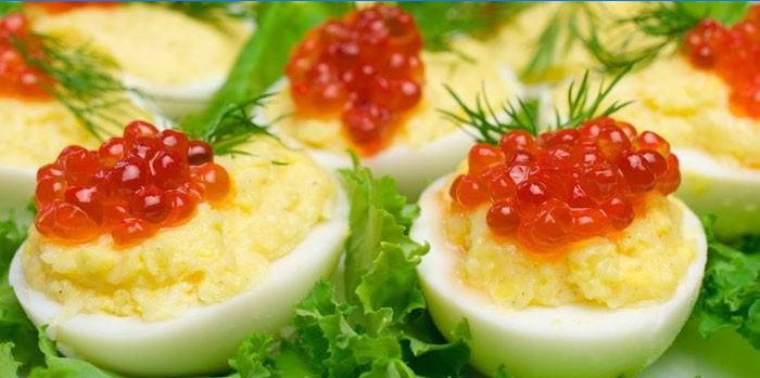 Kokta ägg med röd kaviar
