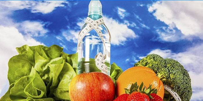 Grönsaker, frukt och en flaska vatten