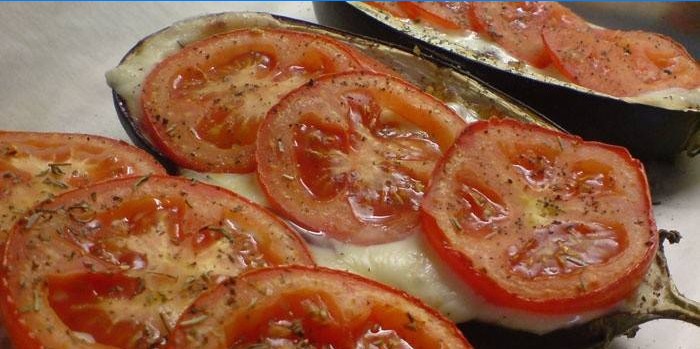 Bakade auberginefartyg med tomater och mozzarella