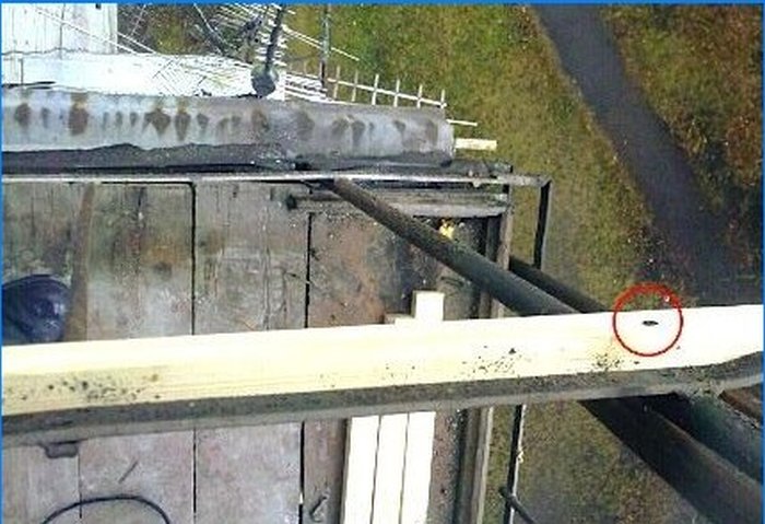 Beklädnad av balkong med wellpapp
