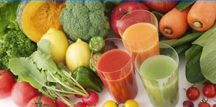 Grönsakssaft i glas, grönsaker och frukter