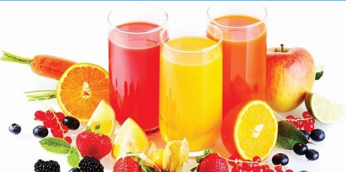 Fruktjuicer i glas, frukt och bär.