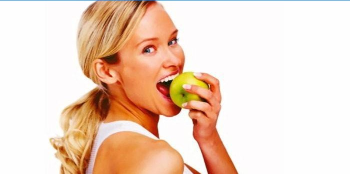 Flicka som äter ett äpple