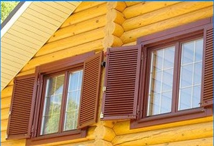 Fönster för en sommarresidens och ett hus på landet