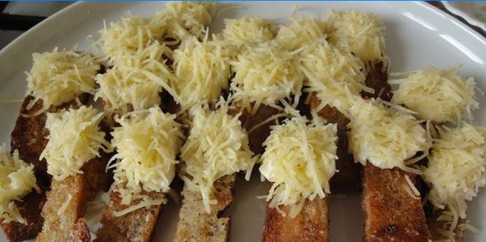 Stekte krutonger med ost och vitlök på en tallrik