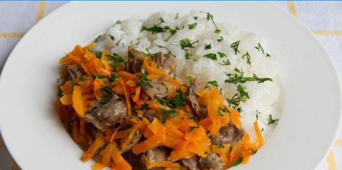 Hönsmagor med morötter och ris garnerade