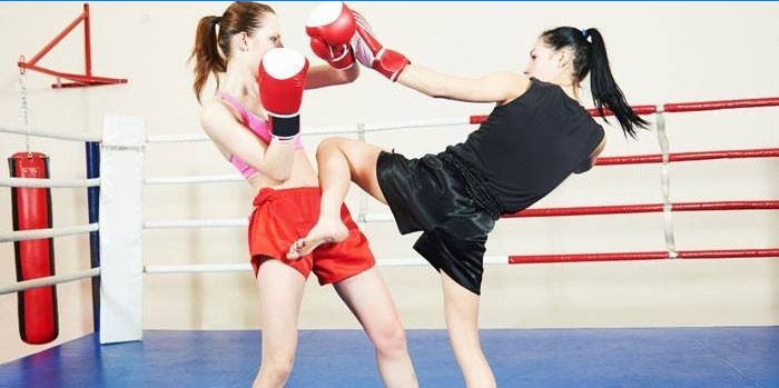 Kvinnlig kickboxning sparring