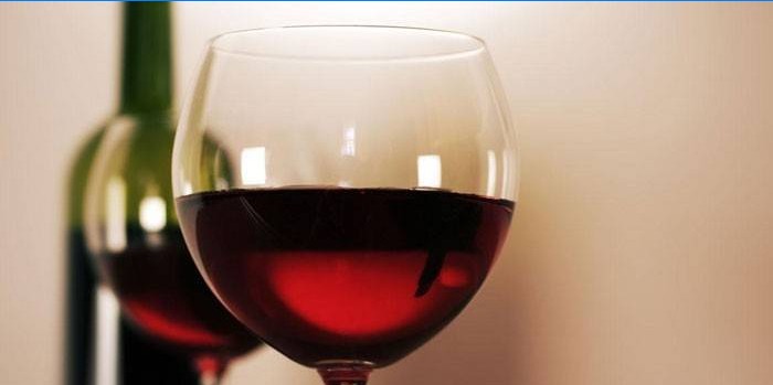Rött vin i ett glas
