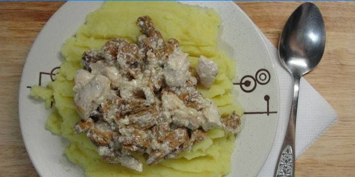 Sidamat med kyckling med svamp i gräddfil och potatismos