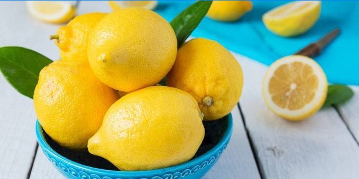 Citroner i en tallrik
