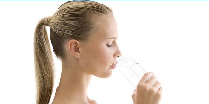 Flickan dricker vatten